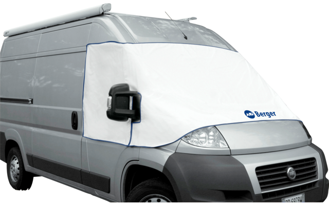 weißer Lieferwagen mit einer Abdeckung über der Windschutzscheibe, im Hintergrund Bäume