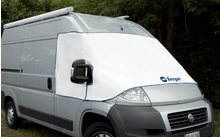 camionnette blanche avec une couverture sur le pare-brise, arbres en arrière-plan