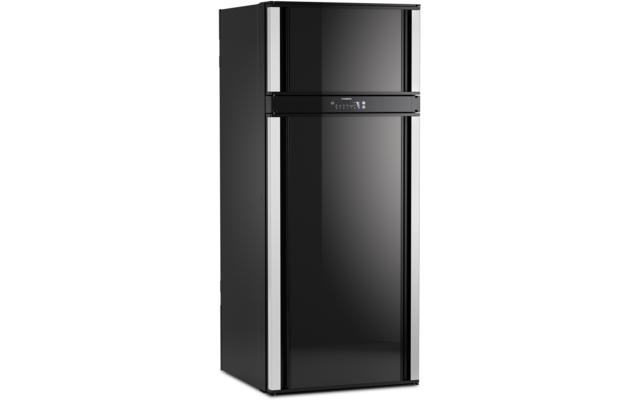 Schwarzer glänzender Kühlschrank mit zwei Türen, obere kleinere Tür, untere größere Tür, mittiges schwarzes Bedienfeld mit blauen LED-Leuchten, vertikale silberne Griffleisten