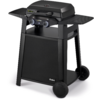 Schwarzer Gasgrill auf Wagen mit geschlossenem Deckel, zwei Drehreglern, seitlichen Ablagen und zwei Rädern rechts