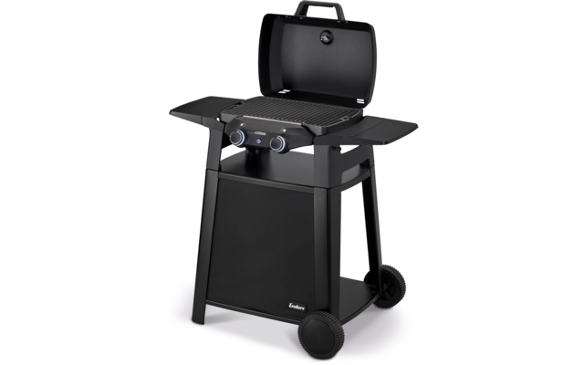 Schwarzer Gasgrill auf Wagen mit offenem Deckel, zwei Knöpfen, Seitentischen und zwei Rädern