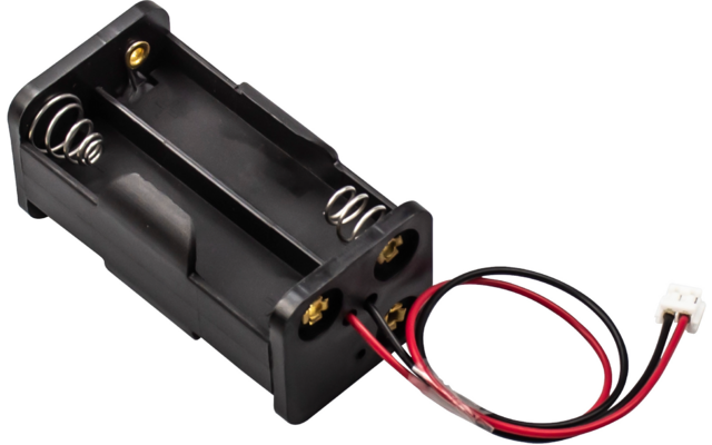Schwarzes Kunststoff-Batteriefach für zwei zylindrische Zellen, Metallfedern, goldfarbene Kontakte, rotes und schwarzes Kabel mit weißem Stecker