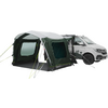 Grün-graues Campingvorzelt mit Fenstern und Abspannleinen, an einem weißen Kastenwagen befestigt
