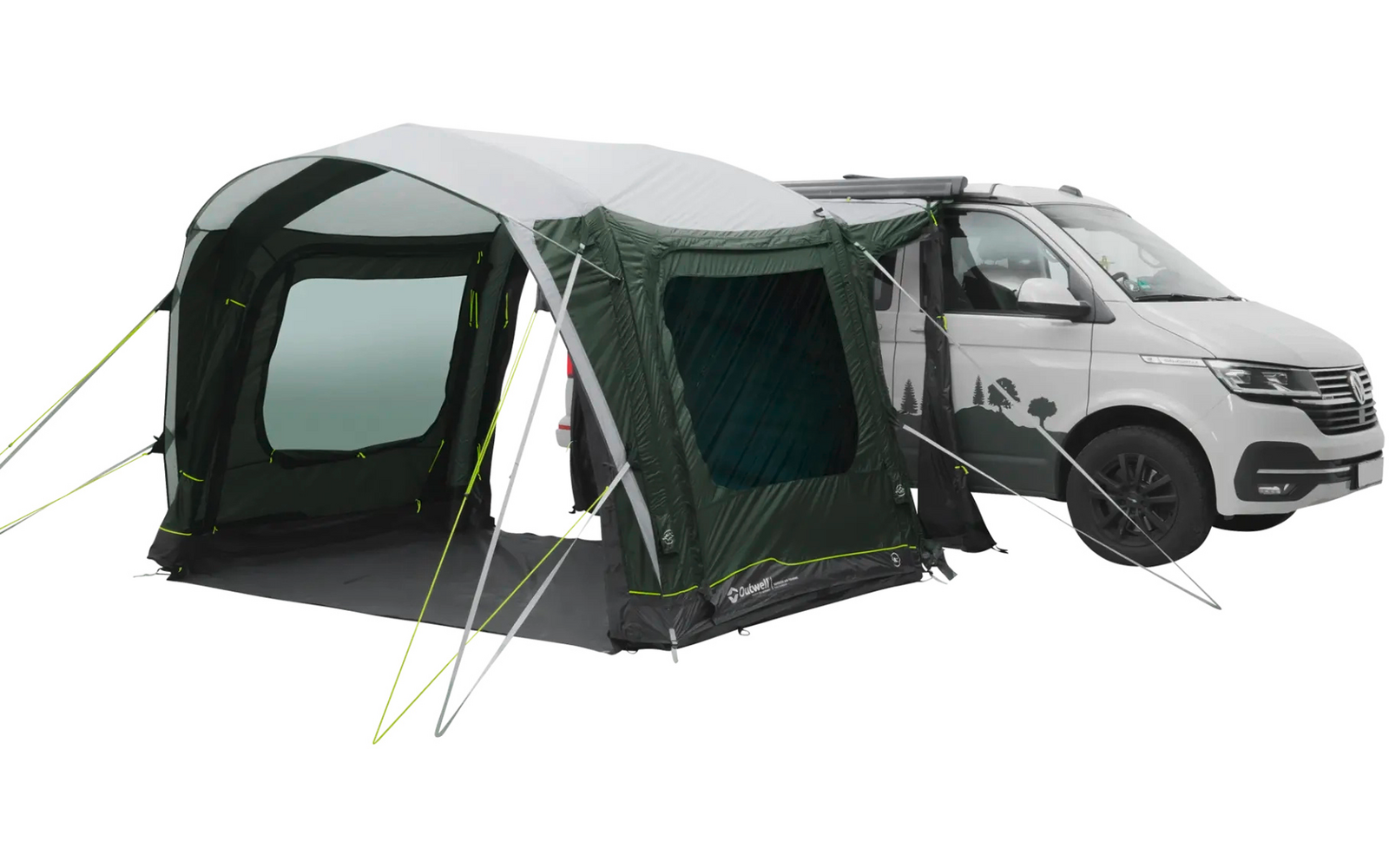 Grün-graues Campingvorzelt mit Fenstern und Abspannleinen, an einem weißen Kastenwagen befestigt