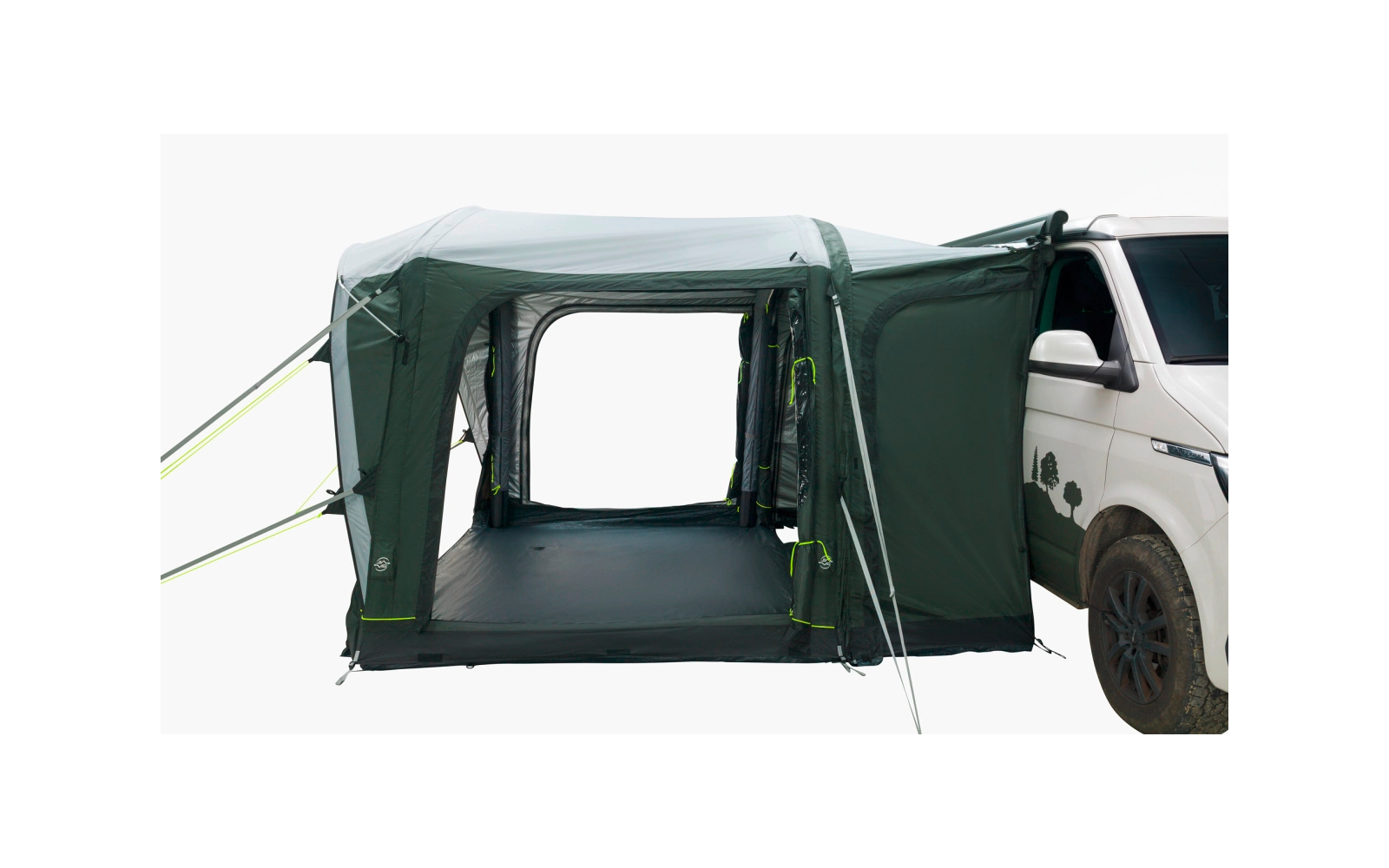 Grünes Vorzelt an weißem Campervan, vordere Öffnung, Bodenplane, Abspannleinen und Stützstangen sichtbar