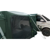 Grünes Vorzelt mit Moskitonetz und Reißverschluss, an der Seite eines weißen Campingbusses befestigt; vorderes Rad und Baumaufkleber sichtbar