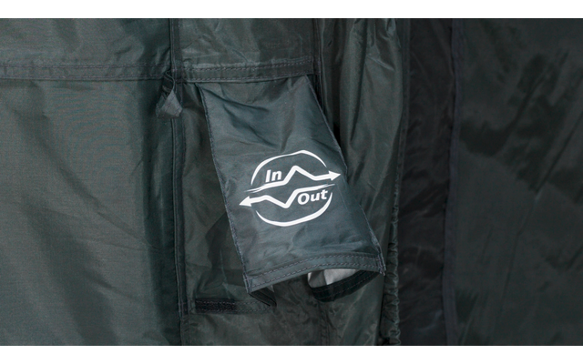 Dunkelgrüner Stoff mit Ärmel und Tasche, weißes ‚In/Out‘-Logo