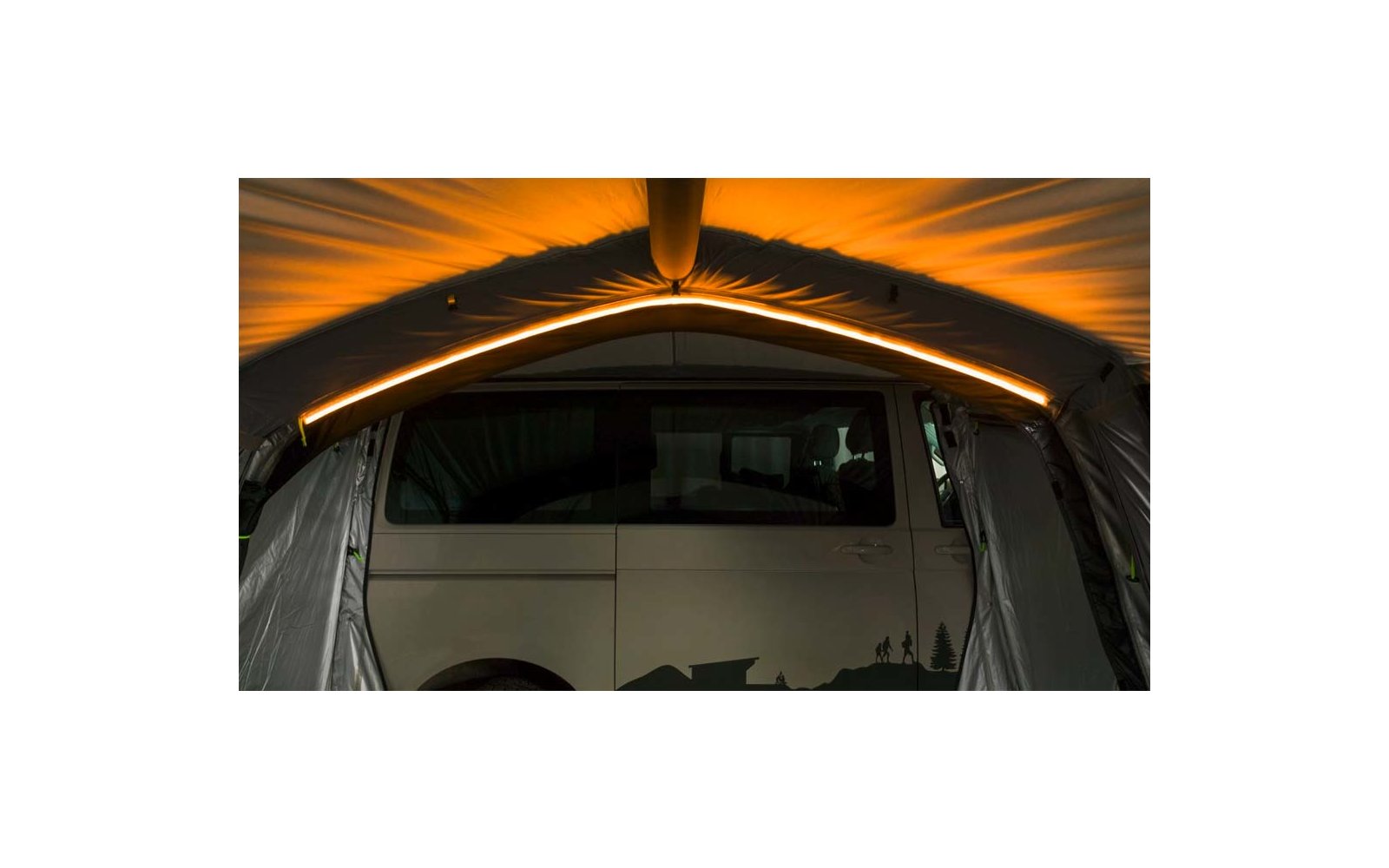 Teilansicht eines weißen Vans hinter einer geöffneten grauen Stofföffnung; orangefarbene Lichtleiste am oberen Bogen