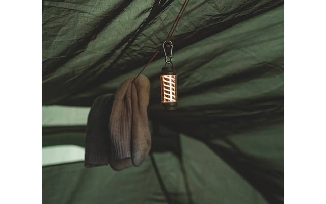 Braune Handschuhe hängen an einem grünen Zelt