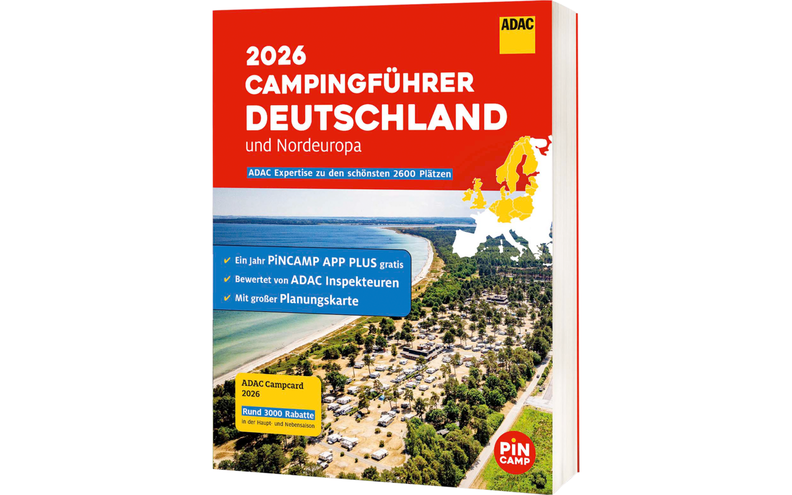 Boekomslag met rood bovenste gedeelte, titel '2026 CAMPINGFÜHRER DEUTSCHLAND und Nordeuropa', geel ADAC-logo, luchtfoto van een camping aan de kust, blauwe informatievakken, kaart van Europa en rond rood PiNCAMP-logo