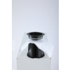 Pièce cylindrique noire en plastique avec papier blanc posé dessus, sur une boîte blanche devant un fond clair