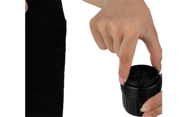 Deux mains tiennent un objet cylindrique noir à rainures sur une surface blanche en forme de cube