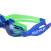 Eine blaue und grüne Schwimmbrille auf weißem Hintergrund