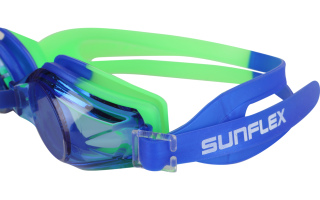 Eine blaue und grüne Schwimmbrille auf weißem Hintergrund