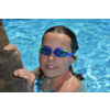 Person mit nassen Haaren und blauen Schwimmbrillen im Wasser