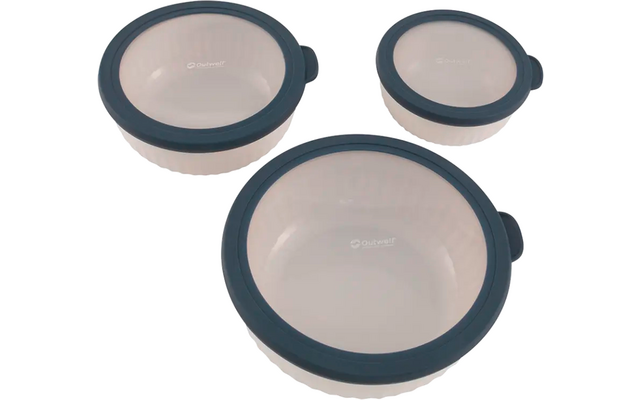 Drie witte kommen met blauwe randen in verschillende maten op een witte achtergrond