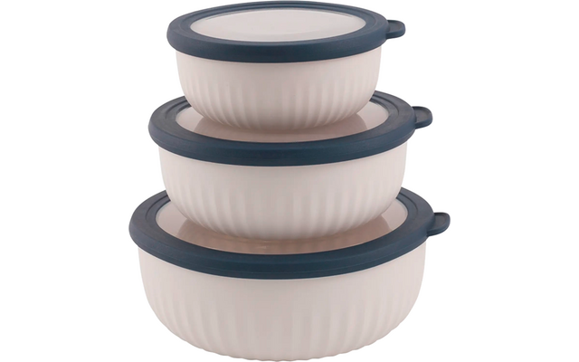 Drie witte plastic kommen met grijze deksels op elkaar gestapeld