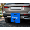 Achterkant van een zilverkleurige SUV met een witte kentekenplaat, een blauw bord met 'Berger' voor de trekhaak, zichtbare trekhaakkogel, asfalt en bomen op de achtergrond