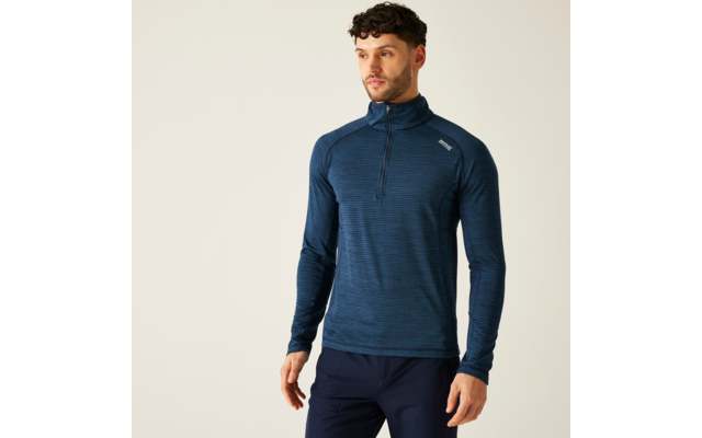 Ein Mann trägt einen blauen Pullover mit Reißverschluss bis zur Brust