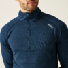 Mann mit blauem Pullover und Reißverschluss bis zur Brust