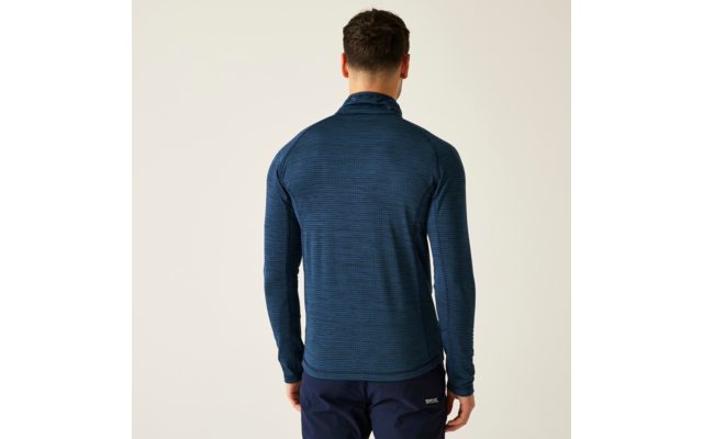 Ein Mann von hinten, trägt einen dunkelblauen Pullover und eine dunkle Hose