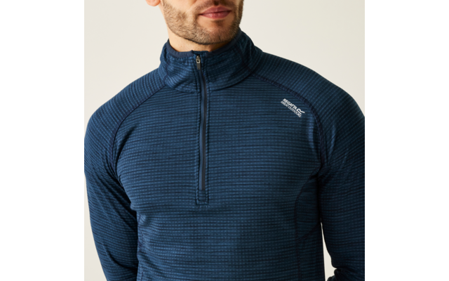 Mann mit blauem Pullover und Reißverschluss bis zur Brust