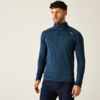 Ein Mann trägt einen blauen Pullover mit Reißverschluss bis zur Brust