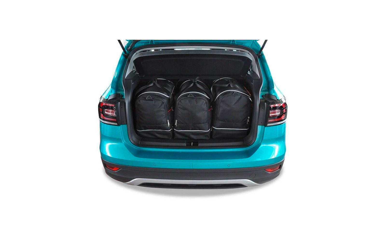 Coffre ouvert d'une voiture turquoise contenant trois sacs à dos noirs côte à côte