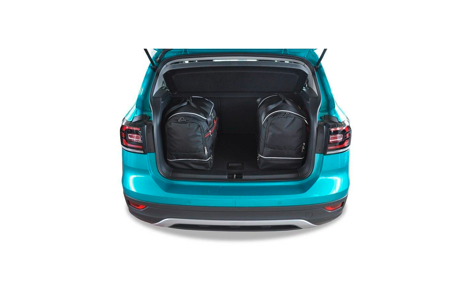 Coffre ouvert d'une voiture turquoise avec deux sacs à dos noirs à l'intérieur
