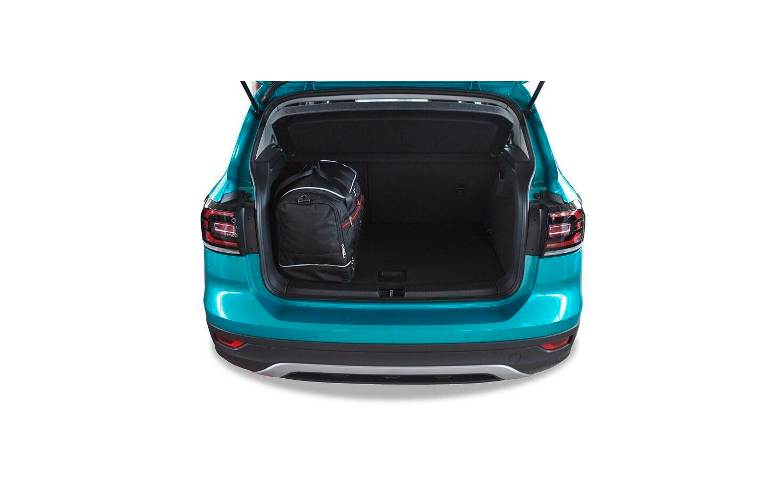 Coffre ouvert d'une voiture turquoise avec un sac à dos noir à accents rouges sur le côté gauche