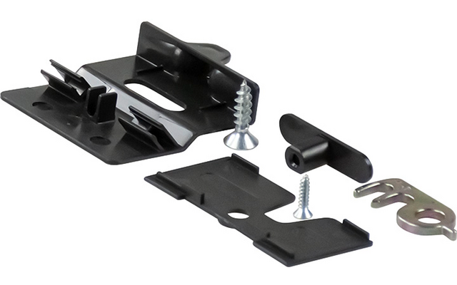 Mehrere schwarze Metallhalterungen, zwei silberne Schrauben und ein kleiner Metallclip auf weißem Hintergrund