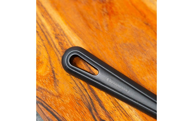 Poignée noire en plastique avec trou ovale allongé et inscription embossée "Westmark" sur une surface en bois brun clair