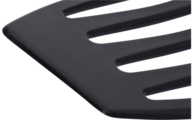 Gros plan d’une tête de spatule plate noire à fentes sur fond clair