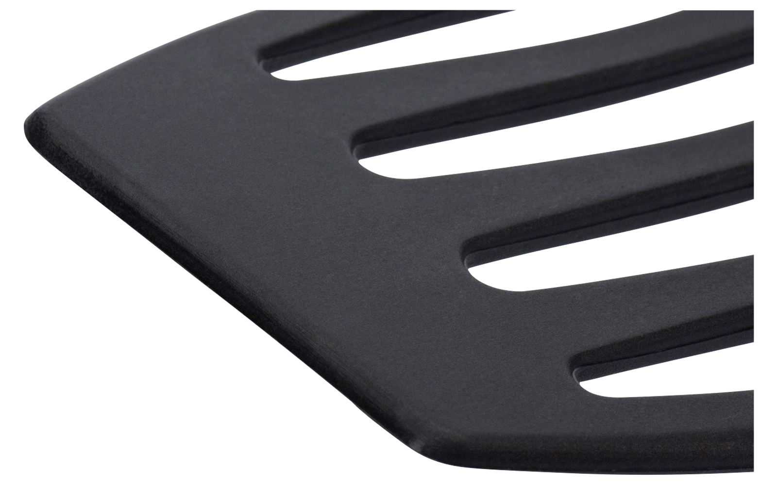 Gros plan d’une tête de spatule plate noire à fentes sur fond clair