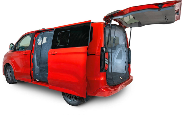 Rotes Lieferfahrzeug mit geöffneten seitlichen und hinteren Türen, isoliert auf weißem Hintergrund