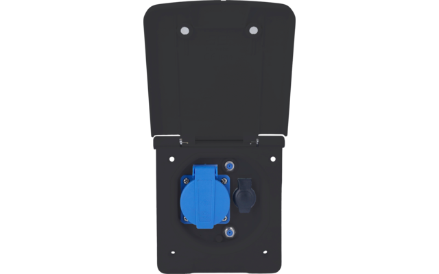 Schwarzes rechteckiges Gehäuse mit hochgeklapptem Deckel; innen links eine blaue runde Steckdose, rechts eine schwarze Gummikappe; Scharniere und Schrauben sichtbar