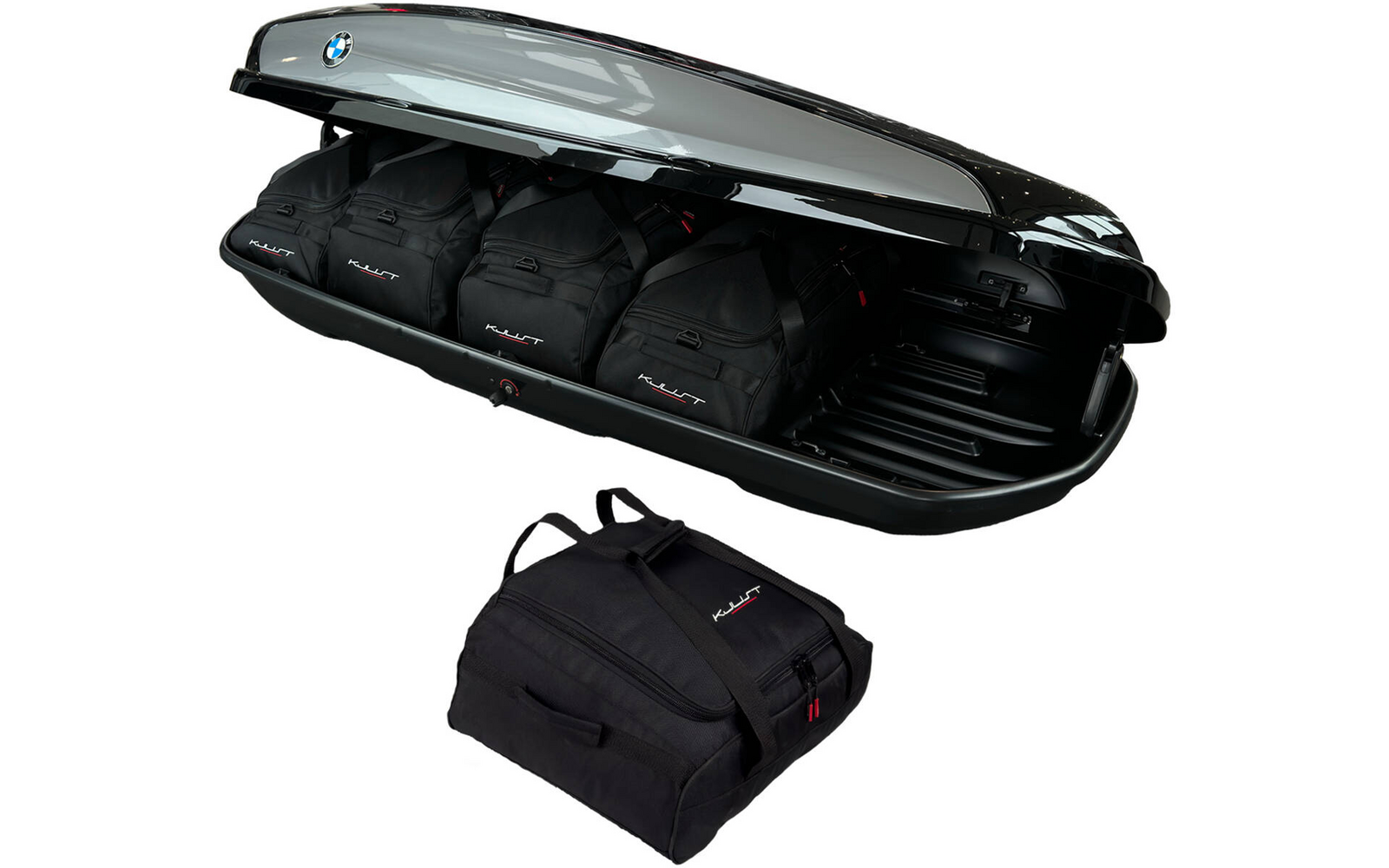 Box da tetto nero aperto con tre borse nere all'interno; una borsa aggiuntiva davanti; logo BMW visibile