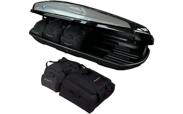 Box da tetto nero aperto con logo BMW; due borse nere all'interno e due borse nere davanti al box; sfondo bianco