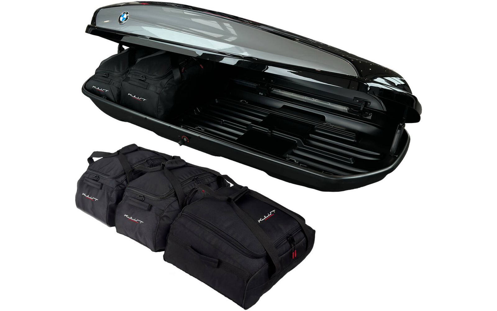 Box da tetto nero aperto con logo BMW e quattro borse da viaggio nere con logo bianco-rosso