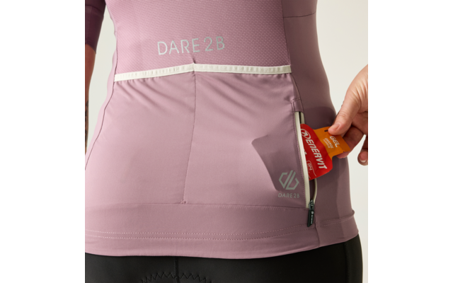 Rückenansicht einer Person in rosa Trikot mit Aufschrift 'DARE 2B', rechte Reißverschlusstasche, Hand steckt eine orange-rote Karte hinein