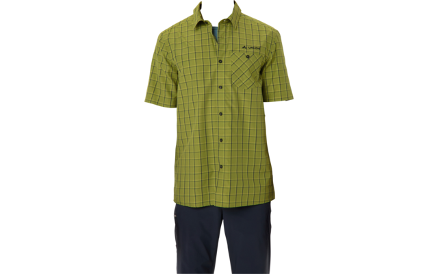 Hombre de frente, viste una camisa verde claro de manga corta con estampado de cuadros y bolsillo en el pecho, pantalones oscuros, fondo blanco