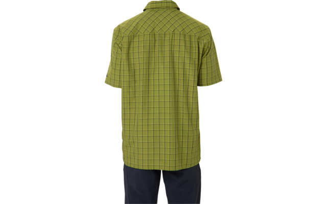 Vista trasera de una persona con pelo corto y rizado que lleva una camisa verde a cuadros de manga corta y pantalones oscuros sobre fondo blanco