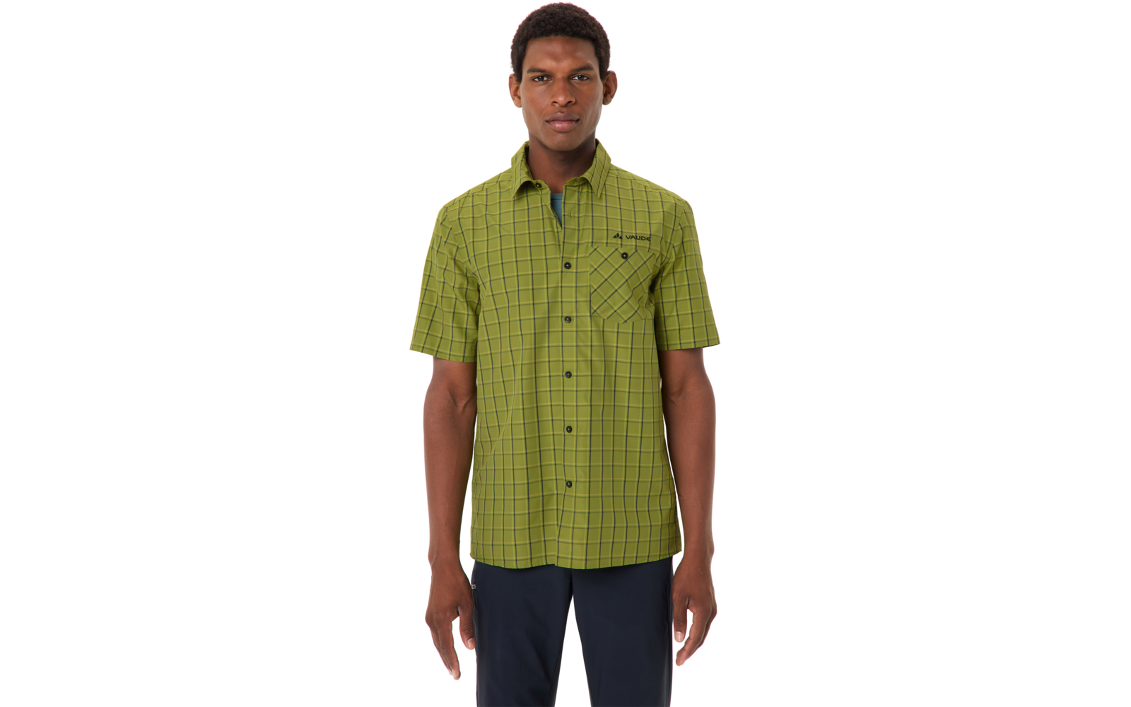 Mann frontal, trägt kurzärmliges hellgrünes Hemd mit Karomuster und Brusttasche, dunkle Hose, weißer Hintergrund