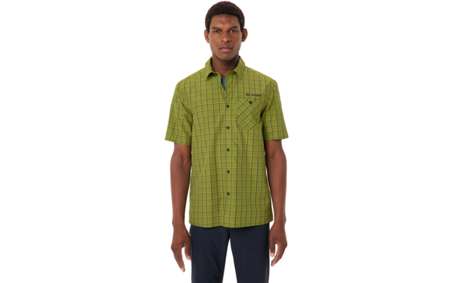 Mann frontal, trägt kurzärmliges hellgrünes Hemd mit Karomuster und Brusttasche, dunkle Hose, weißer Hintergrund