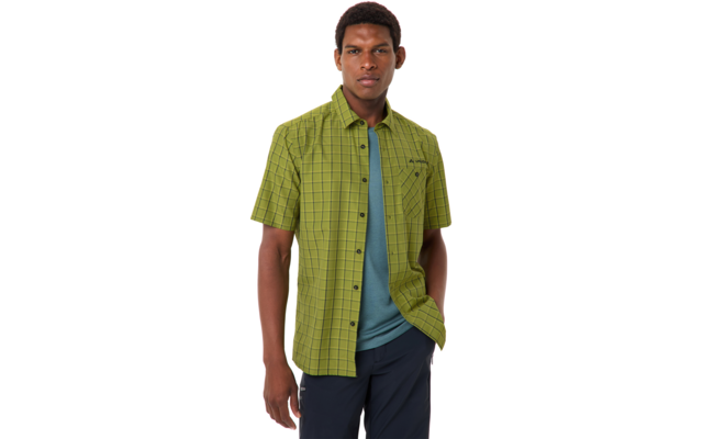 Person trägt kurzärmeliges grünes kariertes Hemd, offen über blau-grünem T‑Shirt, dunkle Hose, vor weißem Hintergrund