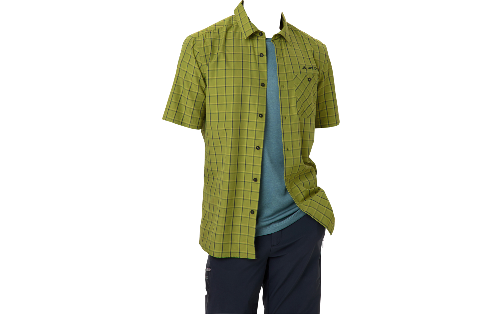 Plano del torso hasta la barbilla de una persona que lleva una camisa de manga corta a cuadros color verde oliva con cuello, botonadura central, dos bolsillos en el pecho con botones y pequeño logo negro sobre un bolsillo