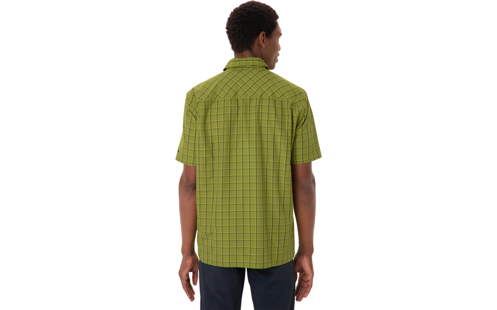 Rückenansicht einer Person mit kurzem lockigem Haar, trägt grünes kariertes Kurzarmhemd und dunkle Hose vor weißem Hintergrund