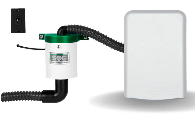 Dispositivo electrónico con tubos y cables, carcasa blanca y verde