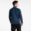 Mann steht mit dem Rücken zur Kamera und trägt eine blaue Jacke und schwarze Hose