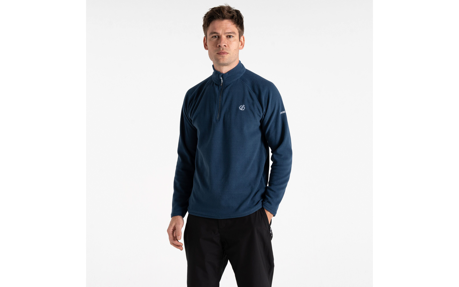 Mann trägt dunkelblaue Sportjacke und schwarze Hose vor weißem Hintergrund